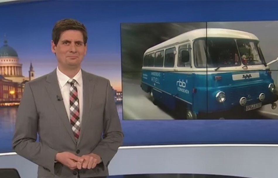 So sieht es aus, wenn der rbb die Fahrten mit dem blauen Robur-Bus im Fernsehen ankündigt